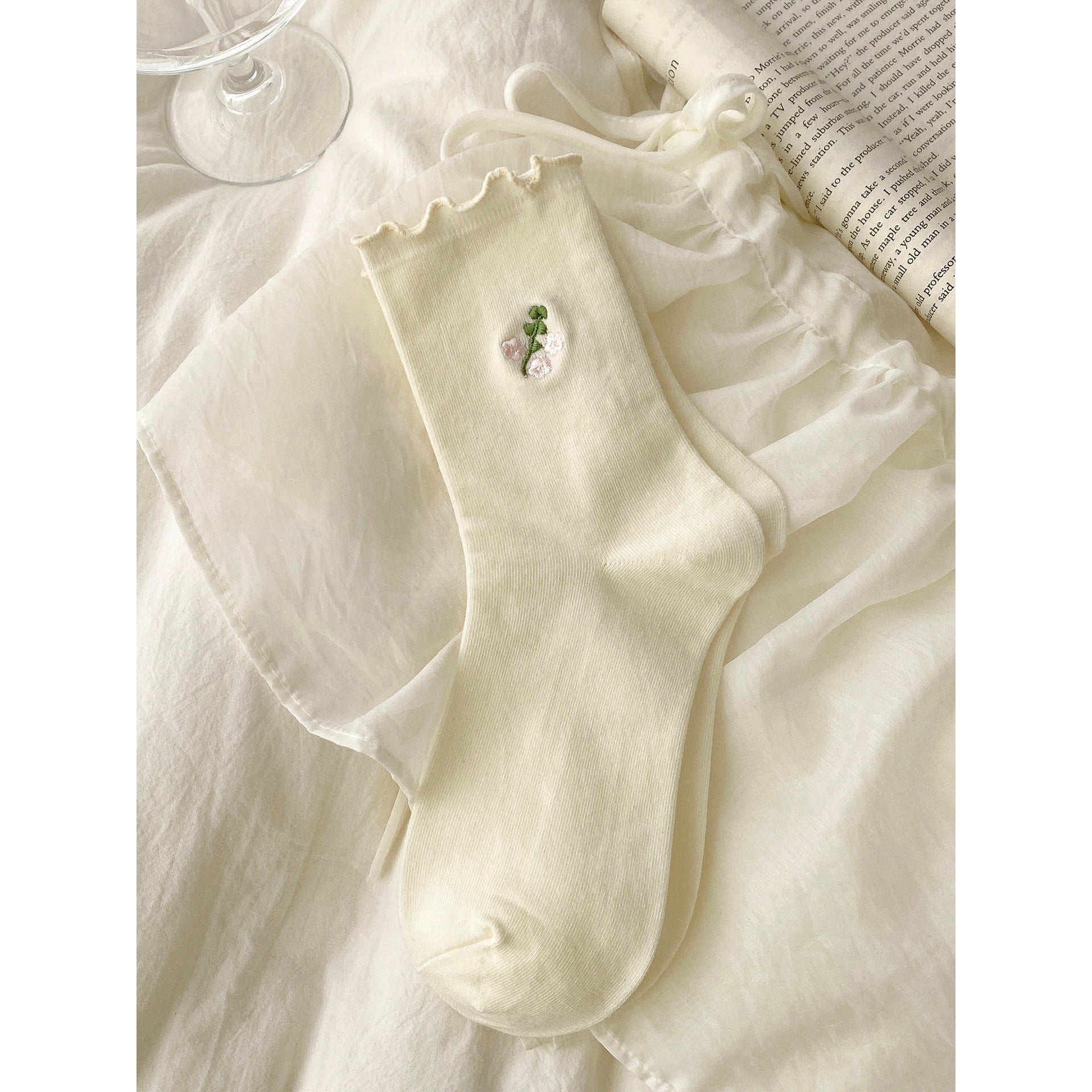 Untouched original reference of Lettuce-Edge White smooth-knit socks with a small green sprig of three pale-pink flowers and a matching wavy cuff.